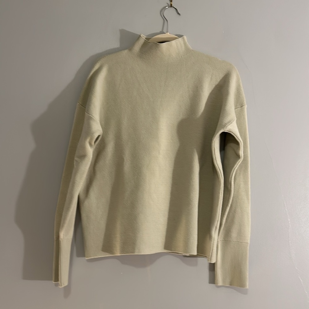EUC light light green funnel neck Tahari sweater size XL
